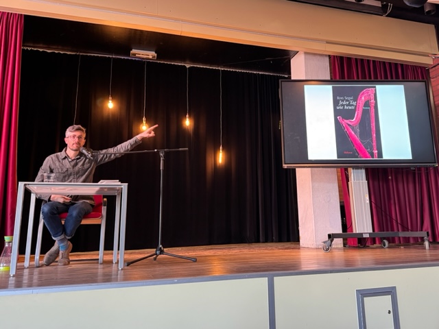 „Jeder Tag wie heute“ – Lesung des Autors Ron Segal in der IGS Helpsen